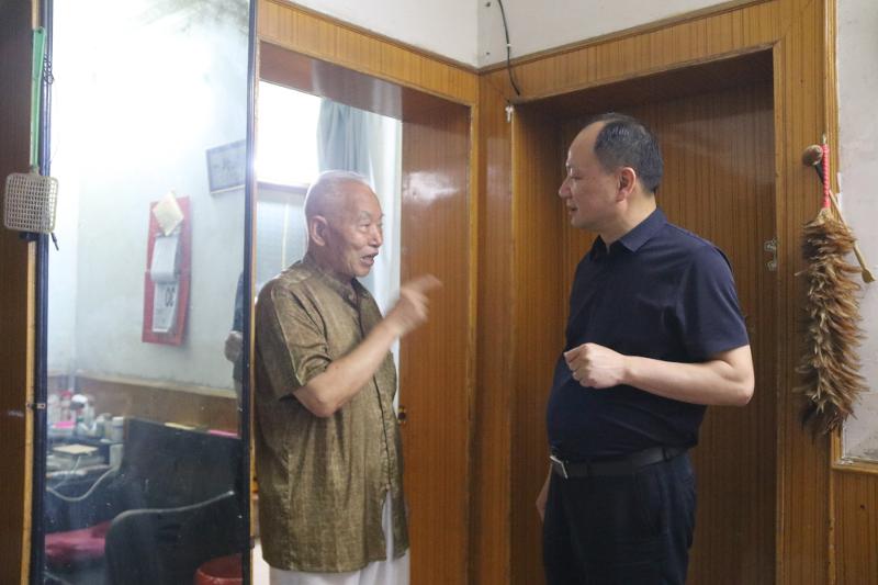 公司黨委書記、董事長周鴻春節(jié)慰問老黨員、軍轉干部