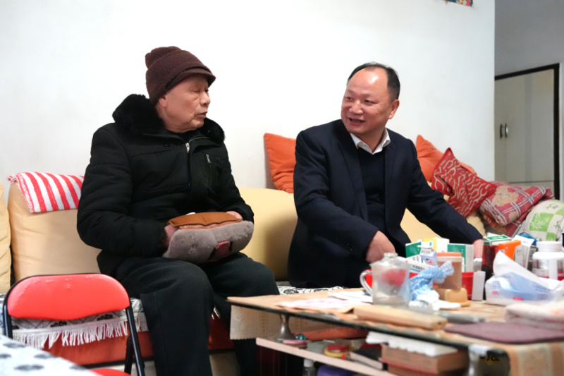公司黨委走訪慰問困難黨員和困難職工、看望慰問老領(lǐng)導(dǎo)和老同志